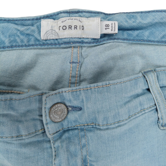 Torrid Light Wash Denim Shorts Size 18 with Patches - Picture 3 of 4